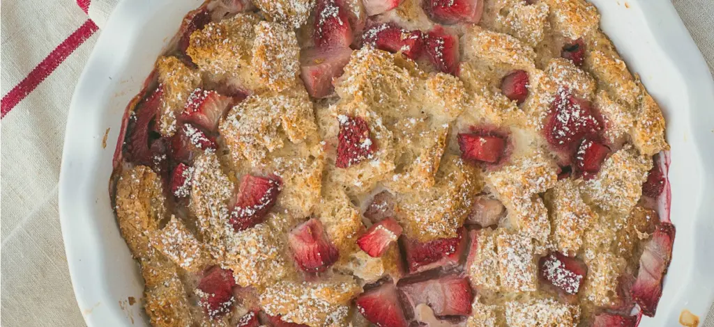 Pudding au pain avec des fraises