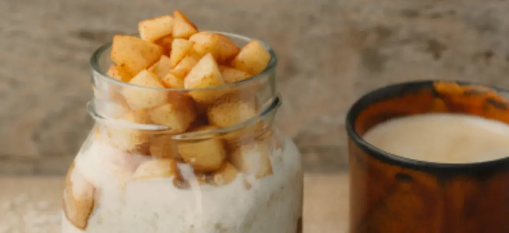 Avoine matinal aux pommes et à la cannelle