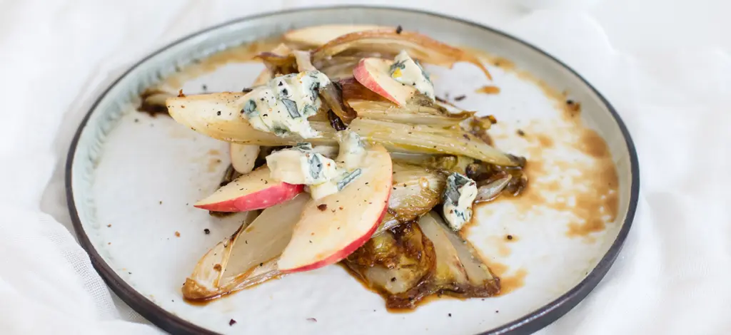 Chicons caramélisés aux pommes et fromage bleu