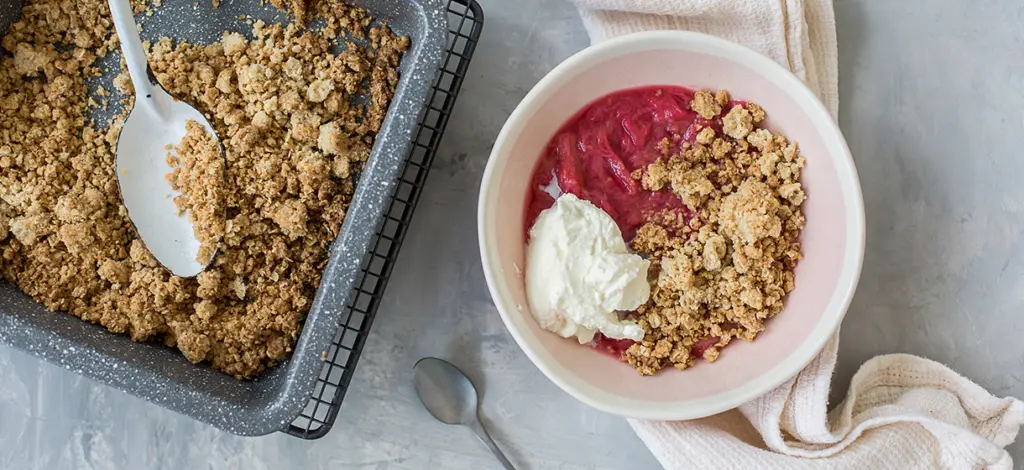 Compote de rhubarbe et crumble aux flocons d’avoine