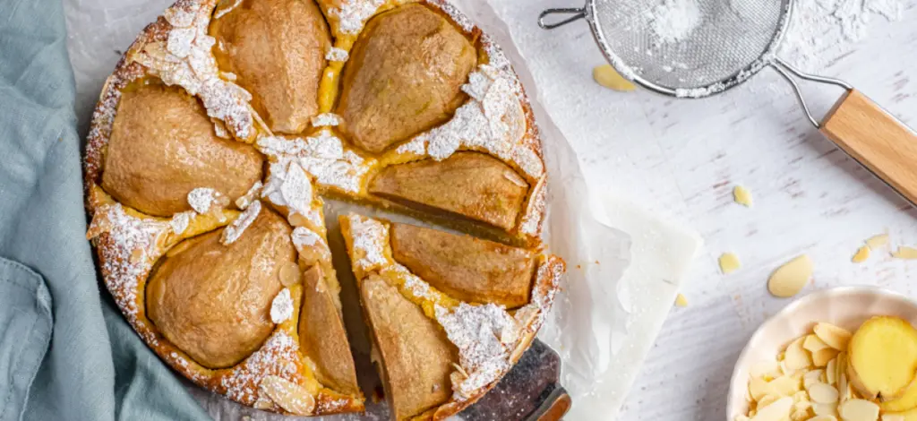 Cake aux amandes, poire et gingembre