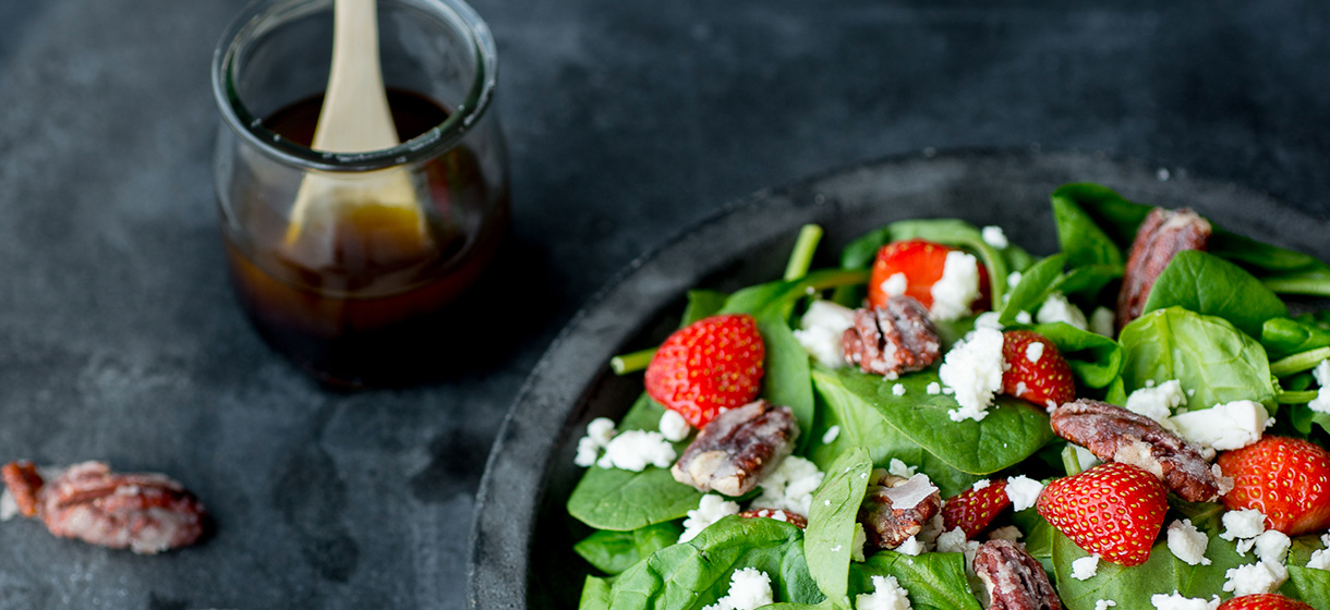 Salade féta, fraises, noix de pécan caramélisées et vinaigrette balsamique