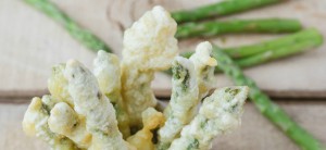 Asperges en tempura, sauce aux cacahuètes