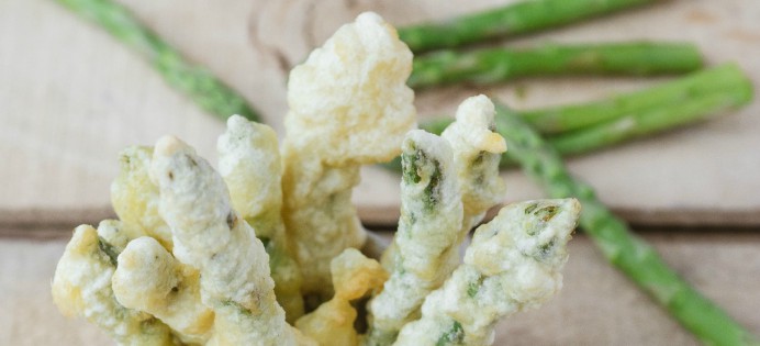 Asperges en tempura, sauce aux cacahuètes