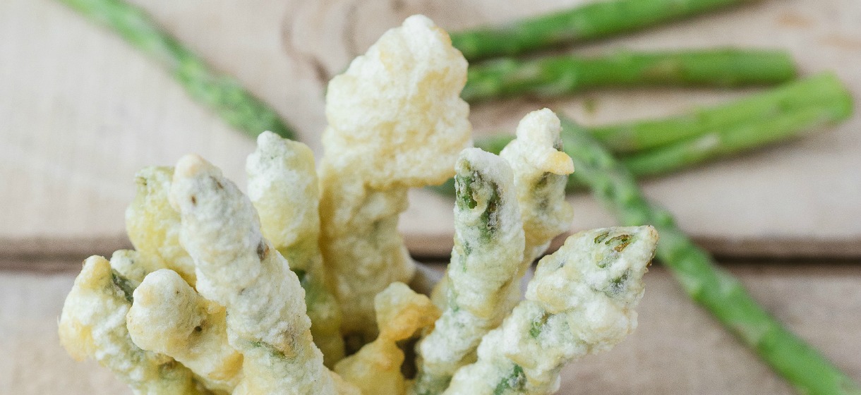 Asperges en tempura, sauce aux cacahuètes