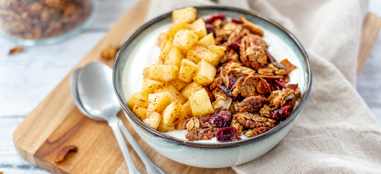 Yaourt au granola « pumpkin spice » et pommes sautées